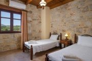 Platanos bei Kissamos Kreta, Platanos: Zwei private Steinvillen mit Gästeappartements in der Nähe des Strandes von Falasarna zu verkaufen Haus